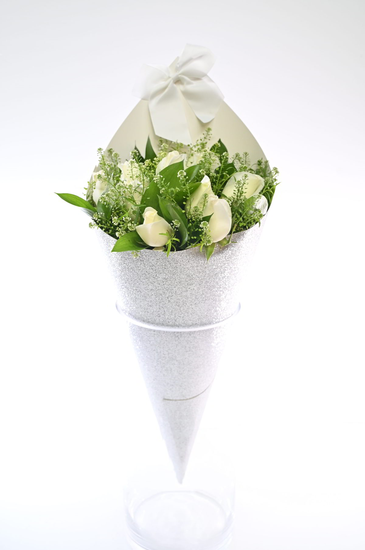 ורדים לבנים בקונוס