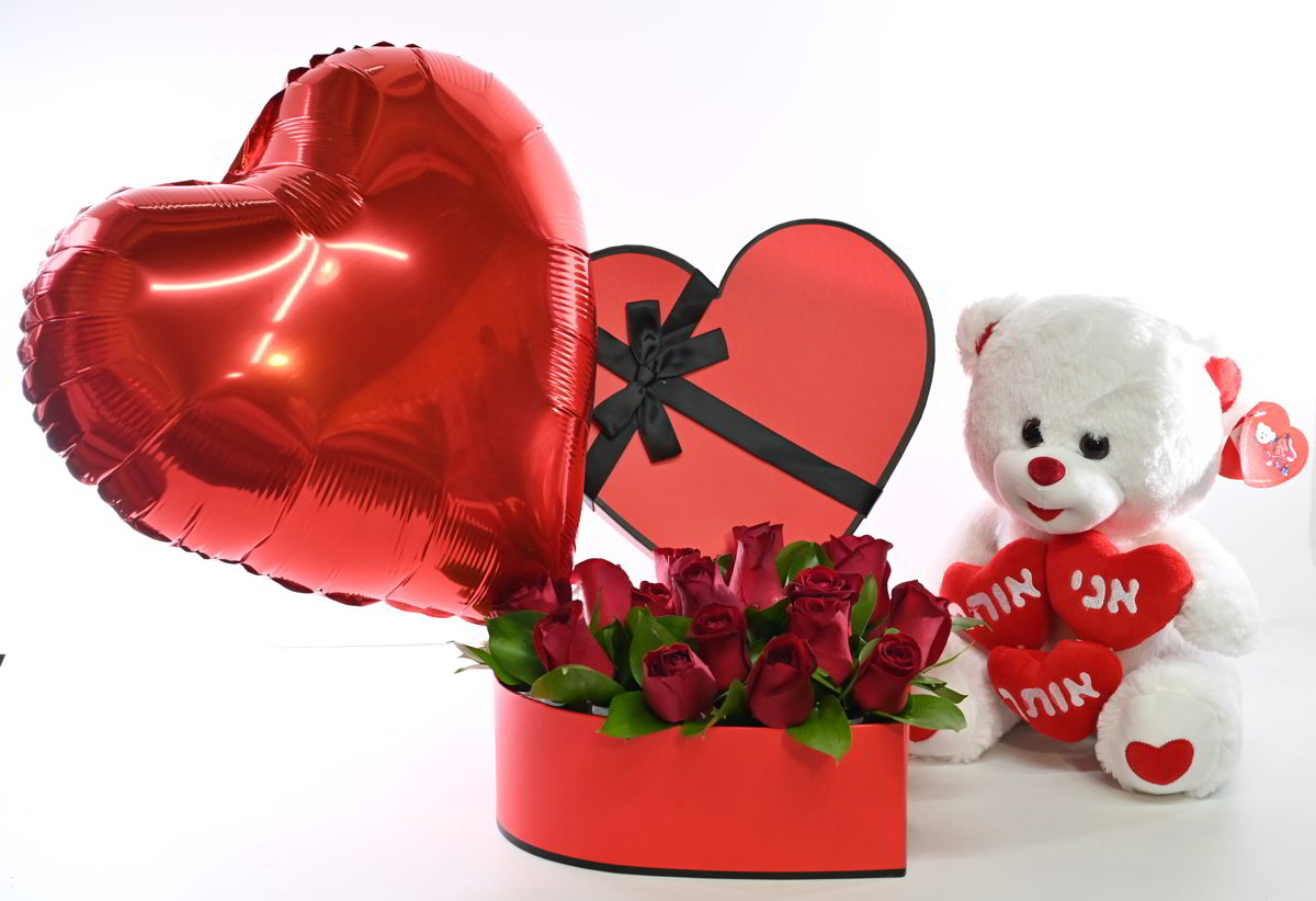 סידור ורדים אדומים בקופסת לב