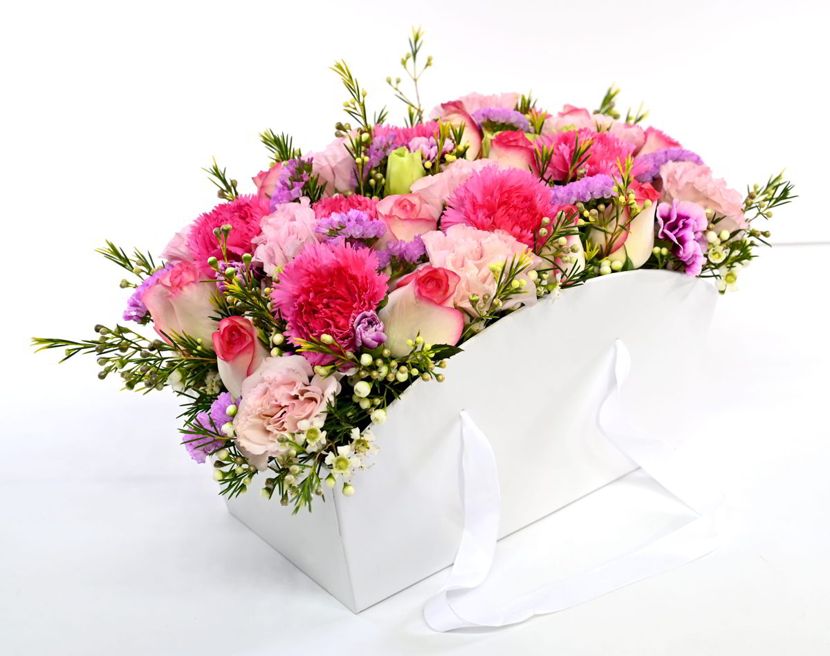 סידור פרחים שמיים ורודים