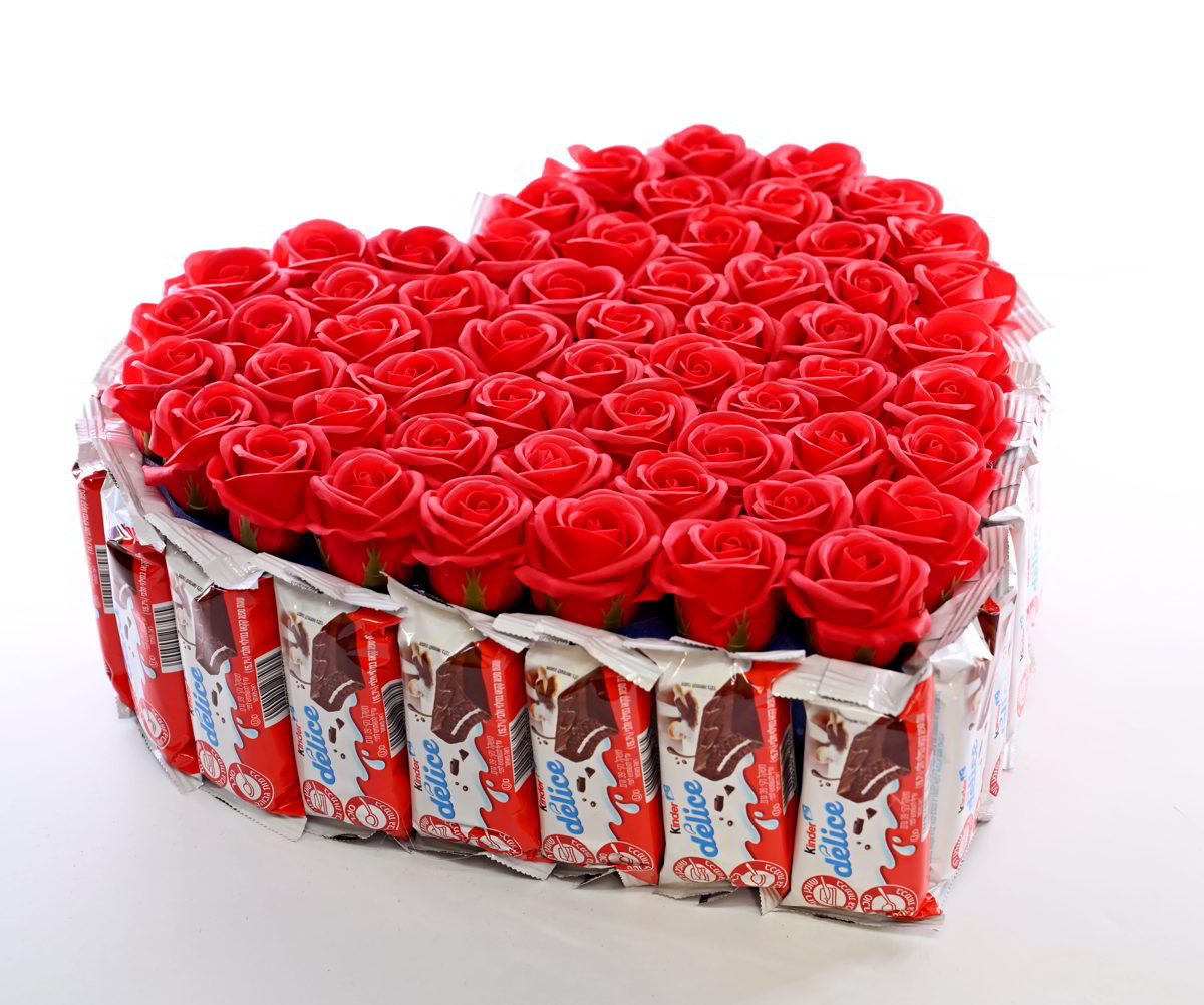 לב של ורדים ושוקולד